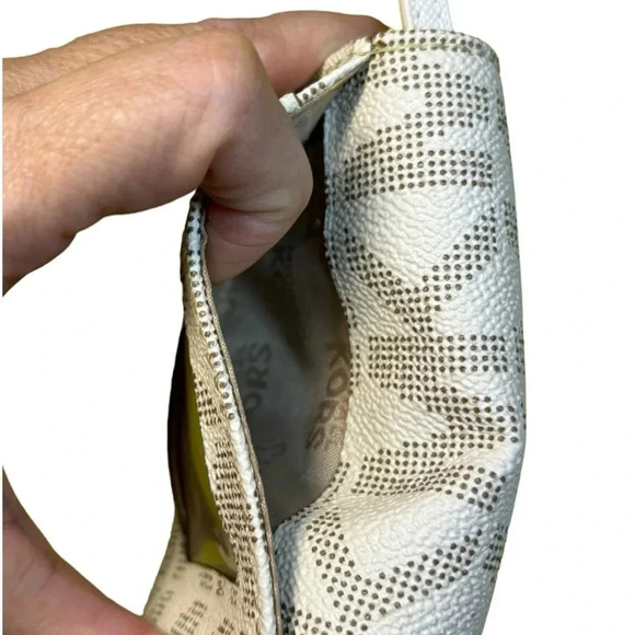 EUC MICHAEL KORS COMPACT WALLET - Picture 6 of 16